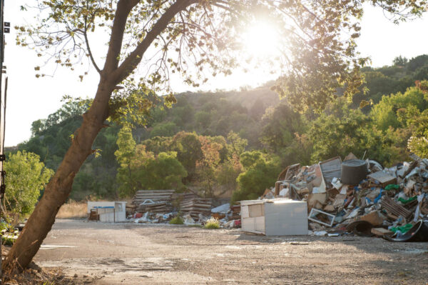 Składowanie gruzu na własnej działce. Dozwolone czy nie?