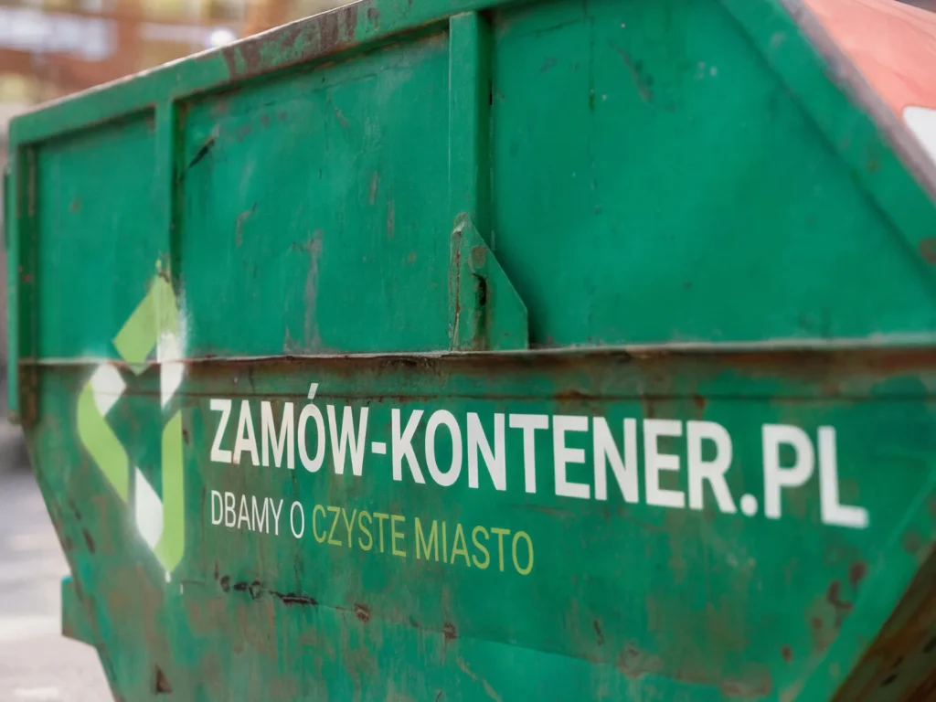 Green dumpster with white Polish text 'ZAMÓW-KONTENER.PL' and slogan 'DBAMY O CZYSTE MIASTO' visible.